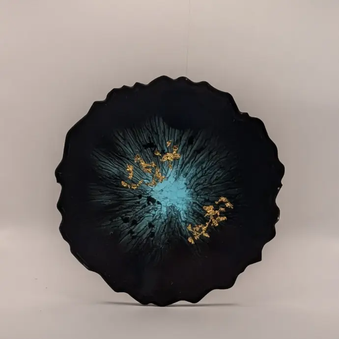 Dessous de verre géode noir avec une inclusion de feuille d'or, au bord or
