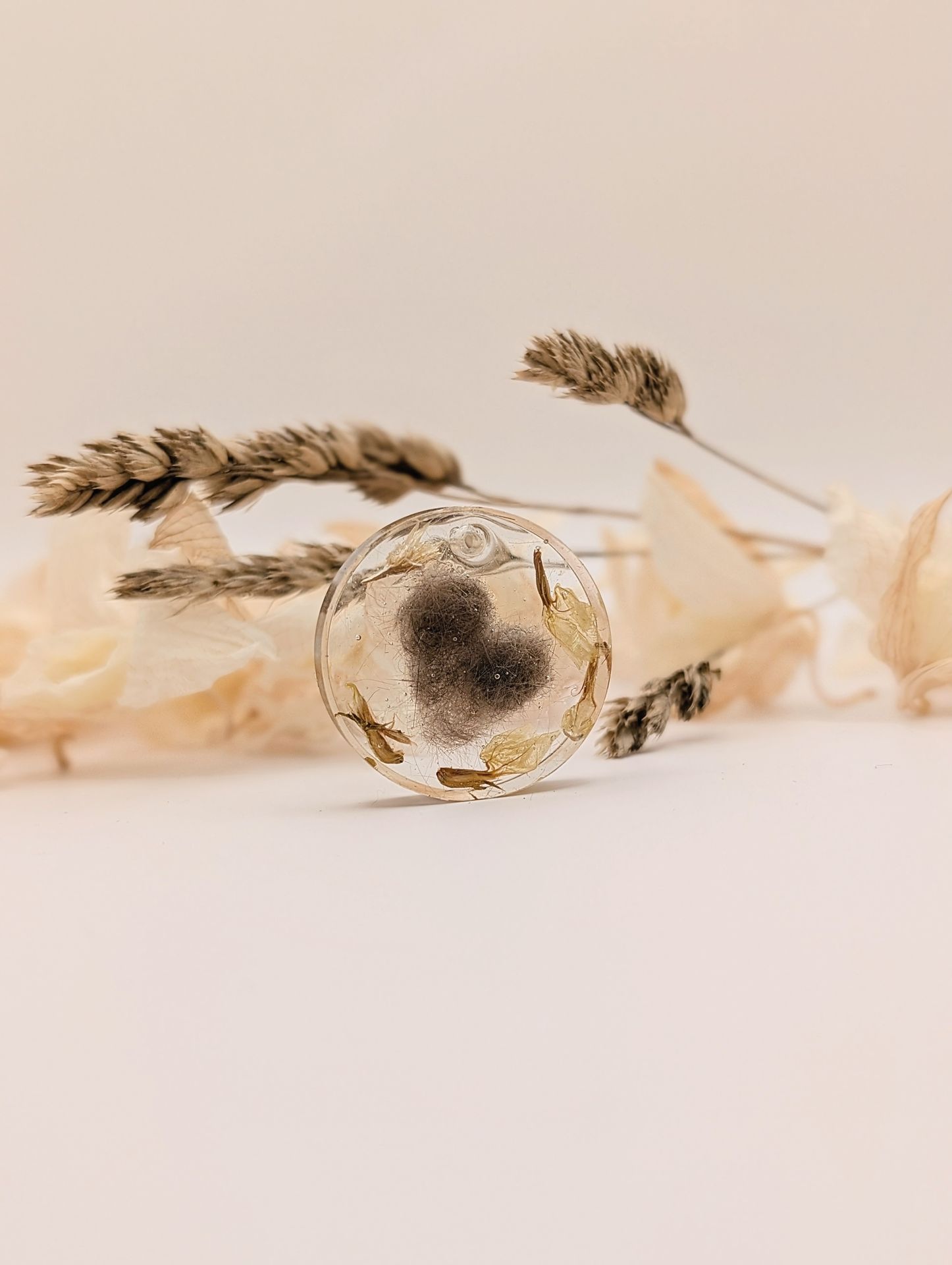 Porte clés mémoriel rond en résine époxy avec des poils incrusté en forme de coeur et fleurs séchés
