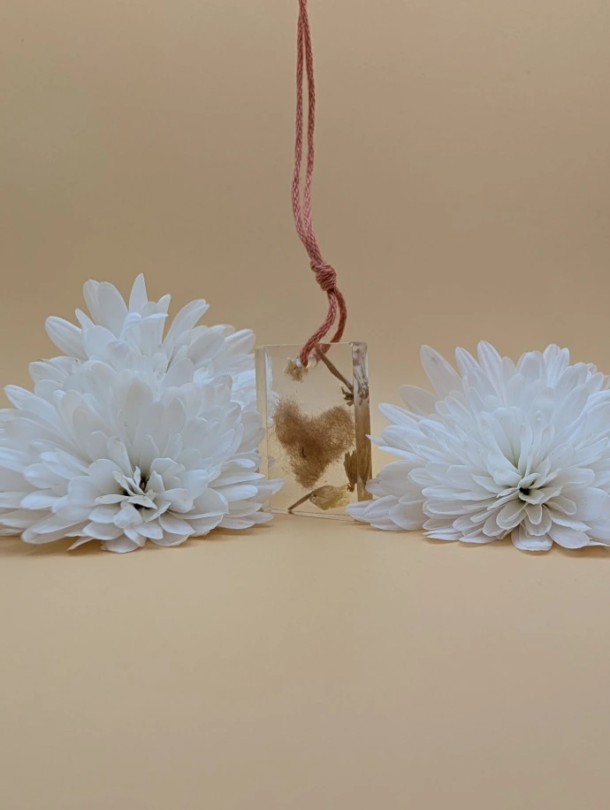 Porte clés mémoriel réctangulaire contenant des poils d'Hiver en forme de coeur avec des fleurs séché de muguet