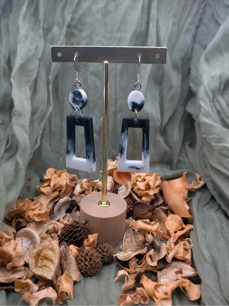 Boucle d'oreille - Auriga émeraude - trapèze - crochet.webp