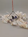 Porte clés mémoriel contenant des poils de blue en forme de larme, dans un cadre losange, en or vieillit avec des fleurs séché violettes