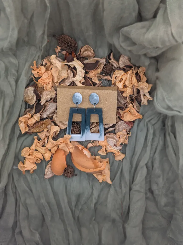 Auriga émeraude - Boucle d'oreille en résine époxy vert et blanc effet marbre (Puce d'oreille, Trapèze)